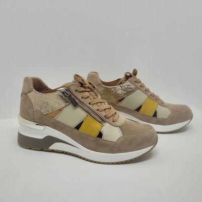 Basket compensée taupe avec une bande jaune Mamzelle