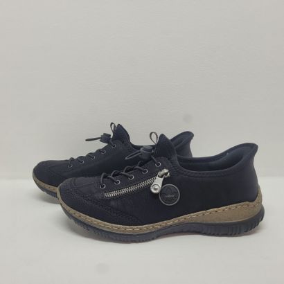 Basket noire avec patch sur le côté semelle mémoire de forme Rieker