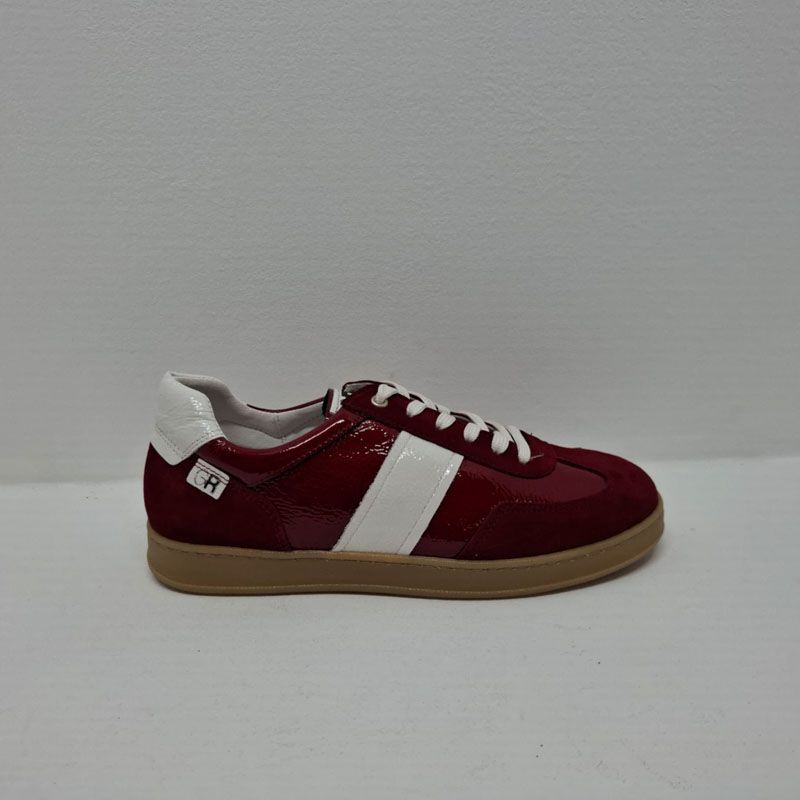 Basket plate rouge vernis avec bande blanche semelle camel Geo Reino