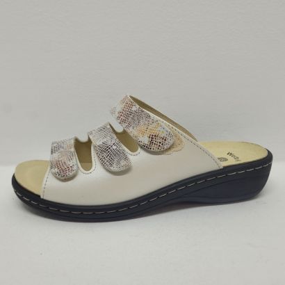 Mule 3 velcros beige clair avec imprimée avec fleurs sur les velcros Dr brinkmann