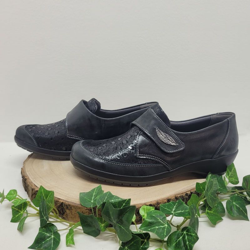 Chaussure à velcro noire compensée avec imprimé Suave