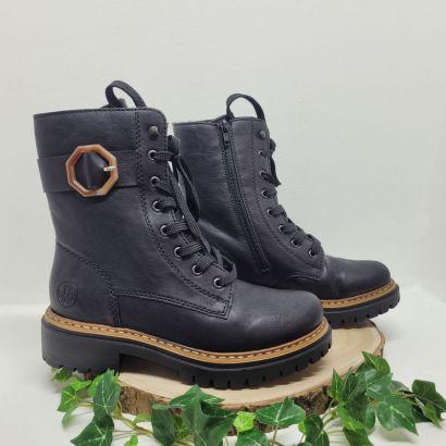 Bottine noire smelle épaisse avec grosse boucle camel Rieker