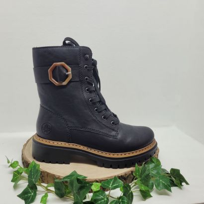 Bottine noire smelle épaisse avec grosse boucle camel Rieker