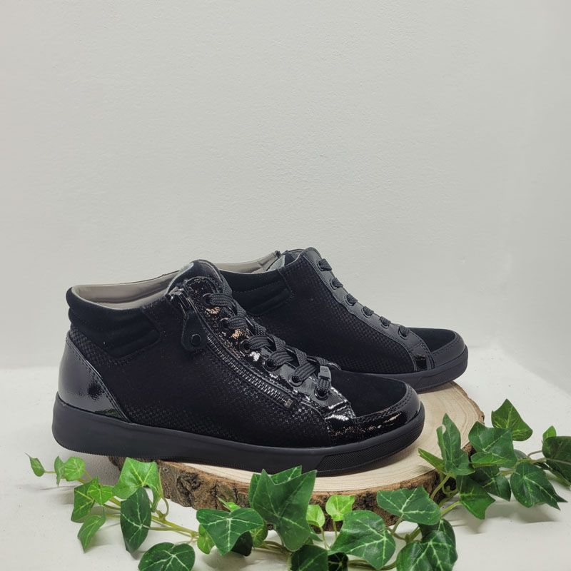 Bottine plate noire avec vernis lacet et tirette Ara