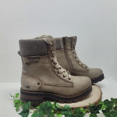 Bottine blanche petit talon avec col en pied de poule Mustang