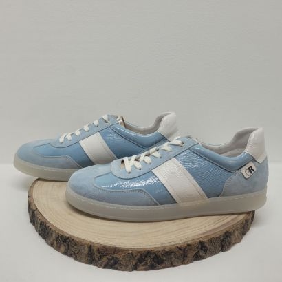 Basket plate bleu ciel et blanche avec bande sur le coté Geollamy