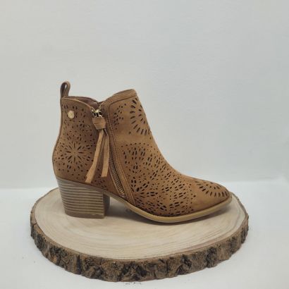 Bottine a talon marron avec un zip et motifs XTI