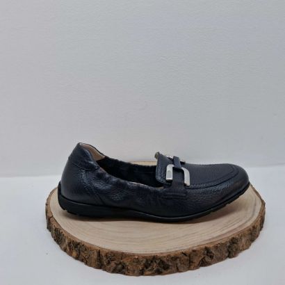 Mocassin bleu marine en cuir avec boucle dorée Caprice