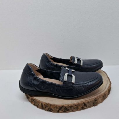 Mocassin bleu marine en cuir avec boucle dorée Caprice