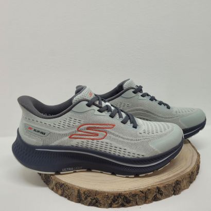 Basket sport grise avec bleu ciel, semelle marine + logo orange Skechers