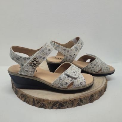 Nu-pieds a talon compensé blanc à motif beige avec 2 velcros Geollamy