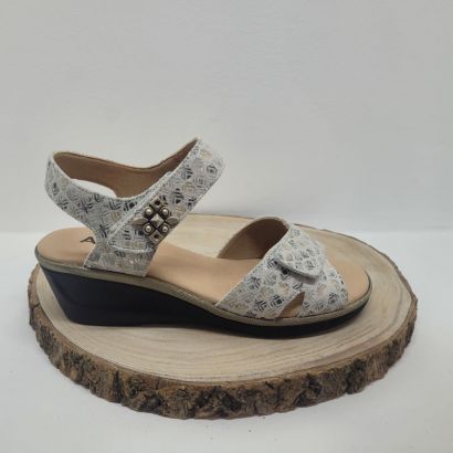 Nu-pieds a talon compensé blanc à motif beige avec 2 velcros Geollamy