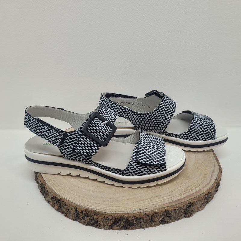 Nu-pied plat noir avec des motifs blanc et deux velcros Waldläufer