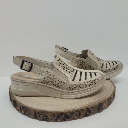 Nu-pieds fermé beige avec motifs à l'avant Rieker