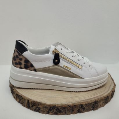 basket blanche semelle épaisse zip triangle coté or avec renfort léopard remonte