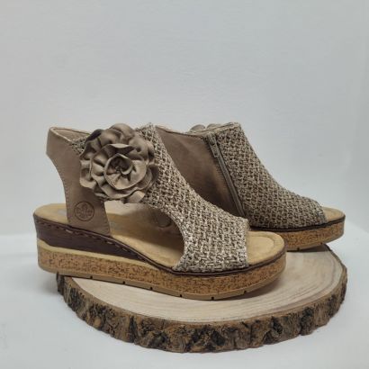 Nu-pieds compensé beige avec une fleur Rieker