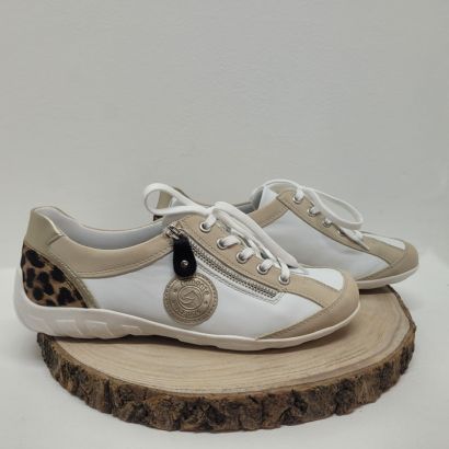 basket plate blanche et beige léopard sur l'arrière remonte