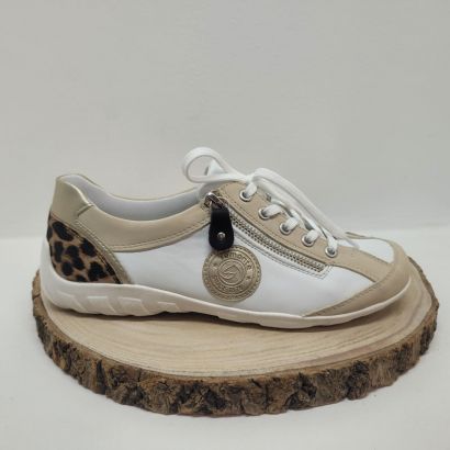 basket plate blanche et beige léopard sur l'arrière remonte