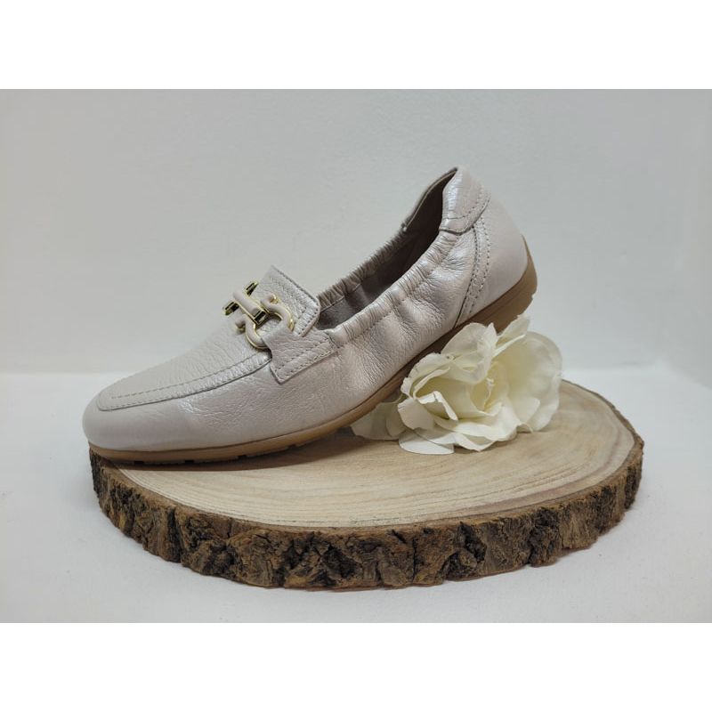 Mocassin beige nacré avec boucle dorée Caprice