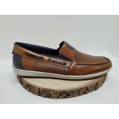 Mocassin camel perforé avec 2 élastiques et écusson bleu Rieker