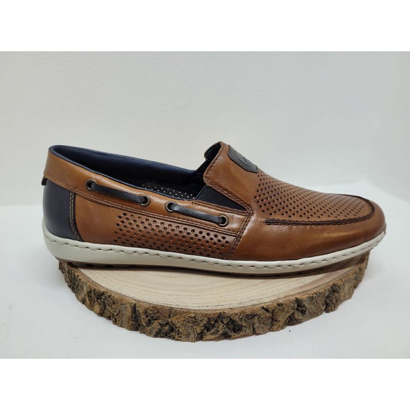 Mocassin camel perforé avec 2 élastiques et écusson bleu Rieker