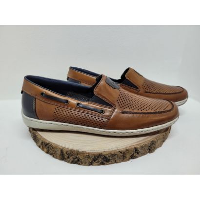 Mocassin camel perforé avec 2 élastiques et écusson bleu Rieker