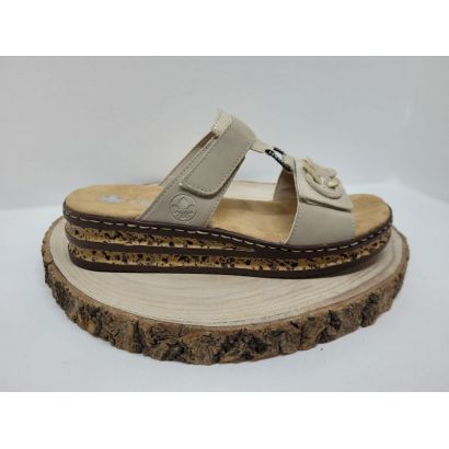 Mule compensé beige avec deux velcros avec anneaux fantasie Rieker