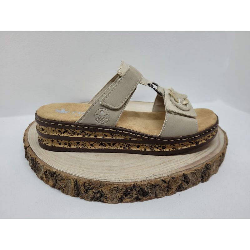 Mule compensé beige avec deux velcros avec anneaux fantasie Rieker