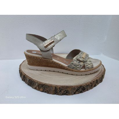 nu-pied compensé avec deux velcros beige et trait or sur le devant remonte 