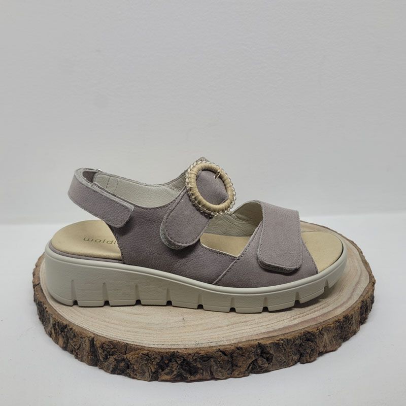 Nu-pied plat beige avec deux velcros et boucle ronde Waldläufer