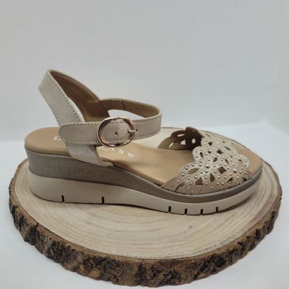 Nu-pieds beige compensé boucle avant cloutéor et paillettes Maison de l'espadrille