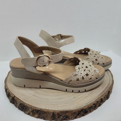 Nu-pieds beige compensé boucle avant cloutéor et paillettes Maison de l'espadrille