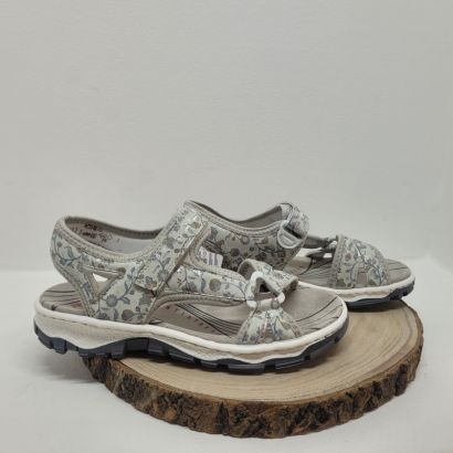 Nu-pied avec un velcros gris et avec des motifs fleuries Rieker