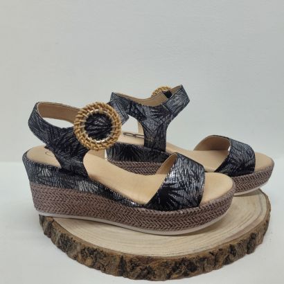 Nu-pieds a talon noir compensé avec motif et boucle sur le velcro Geollamy