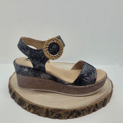 Nu-pieds a talon noir compensé avec motif et boucle sur le velcro Geollamy