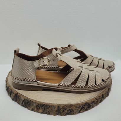 sandale beige couture croisée sur la semelle Coco et Abricot 