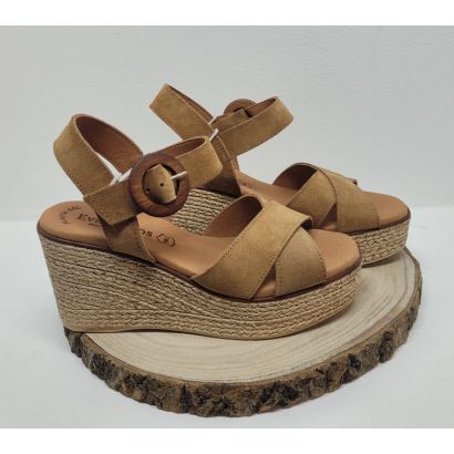 Nu-pied compensé camel avec une boucle en daim Eva frutos