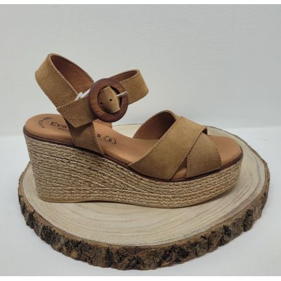 Nu-pied compensé camel avec une boucle en daim Eva frutos