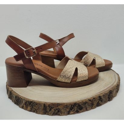 Nu-pied a talon décroché avec bride à la cheville camel et or avant Eva frutos