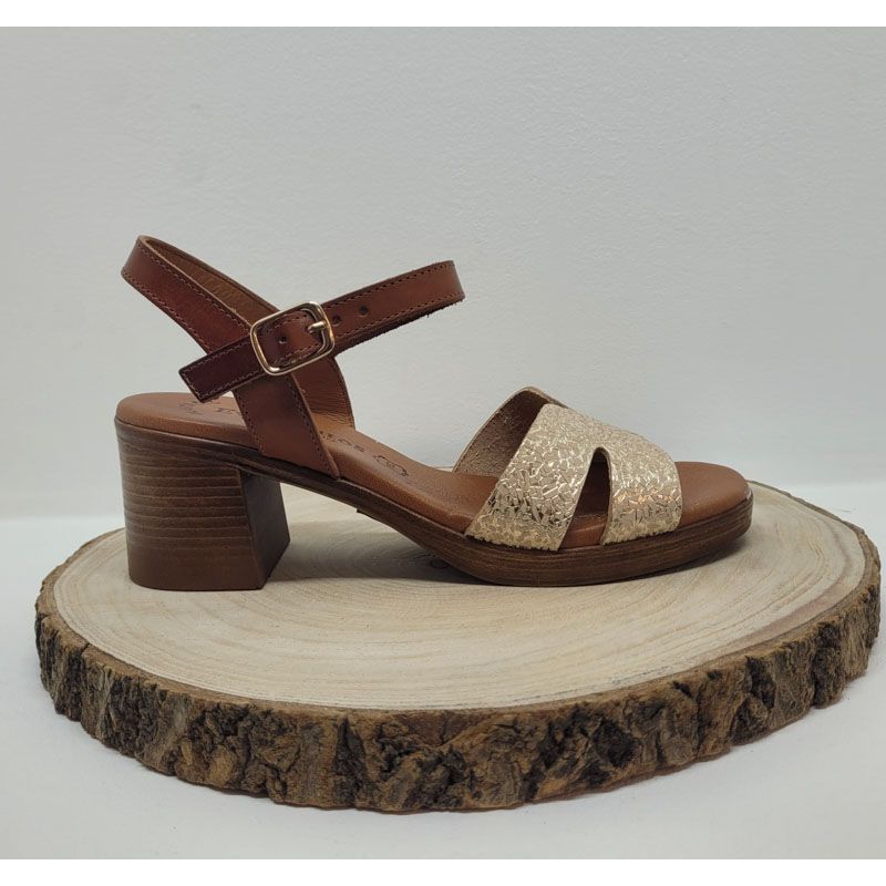 Nu-pied a talon décroché avec bride à la cheville camel et or avant Eva frutos