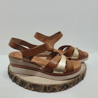 Nu-pied compensé camel et or avec boucle et un velcro Eva frutos