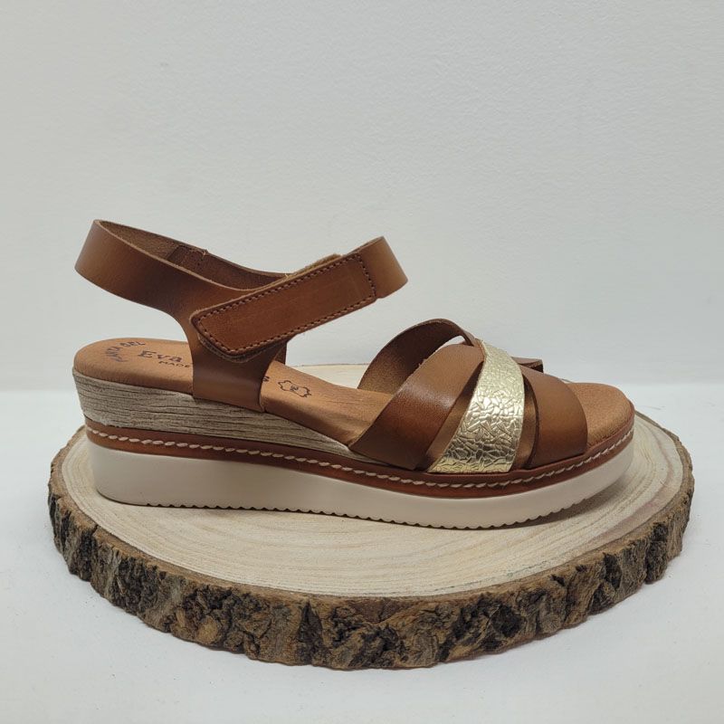 Nu-pied compensé camel et or avec boucle et un velcro Eva frutos