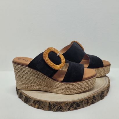 Mule compensé daim noir avec grosse boucle paille Eva frutos 