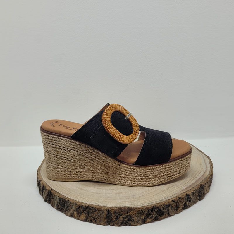 Mule compensé daim noir avec grosse boucle paille Eva frutos 