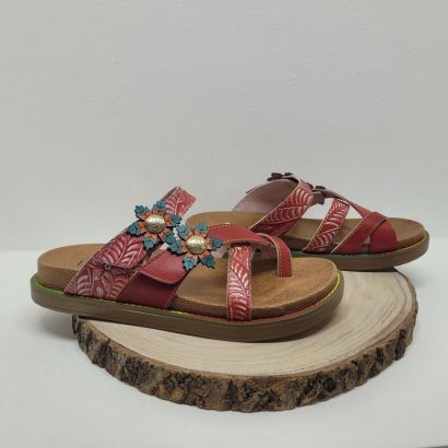 Tong rouge plate avec 1 velcro fleuri Laura Vita 