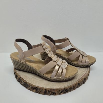 Nu-pied compensé rosé avec bride et décoration sur la bride Rieker 