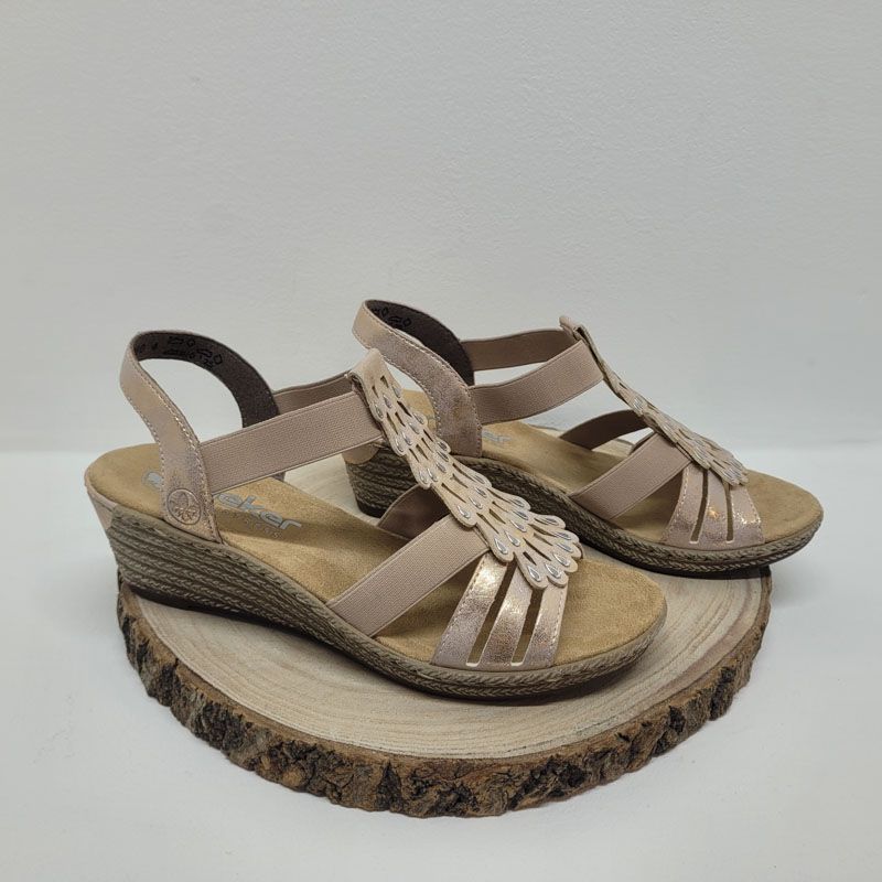 Nu-pied compensé rosé avec bride et décoration sur la bride Rieker 