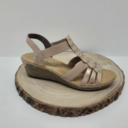 Nu-pied compensé rosé avec bride et décoration sur la bride Rieker 