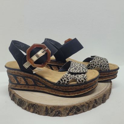 Nu-pieds compensé avec deux velcros noir et léopard et une boucle Rieker