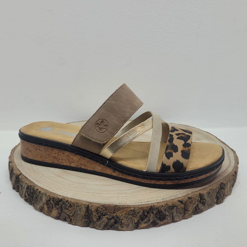 Mule beige avec trois brides et un velcro beige, or et léopard Rieker